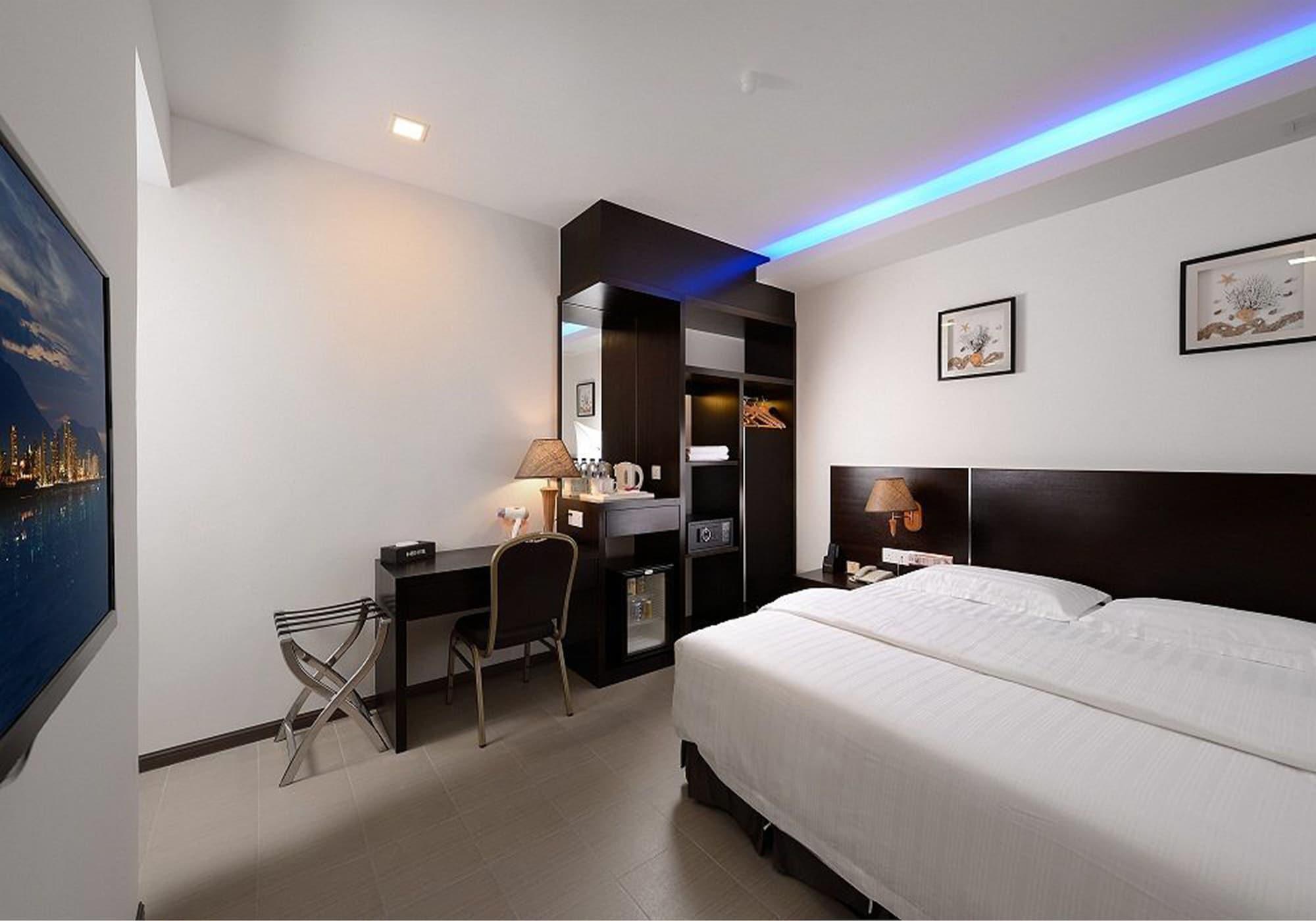 E-Red Hotel Bandar Perda Букит Мертаджам Екстериор снимка