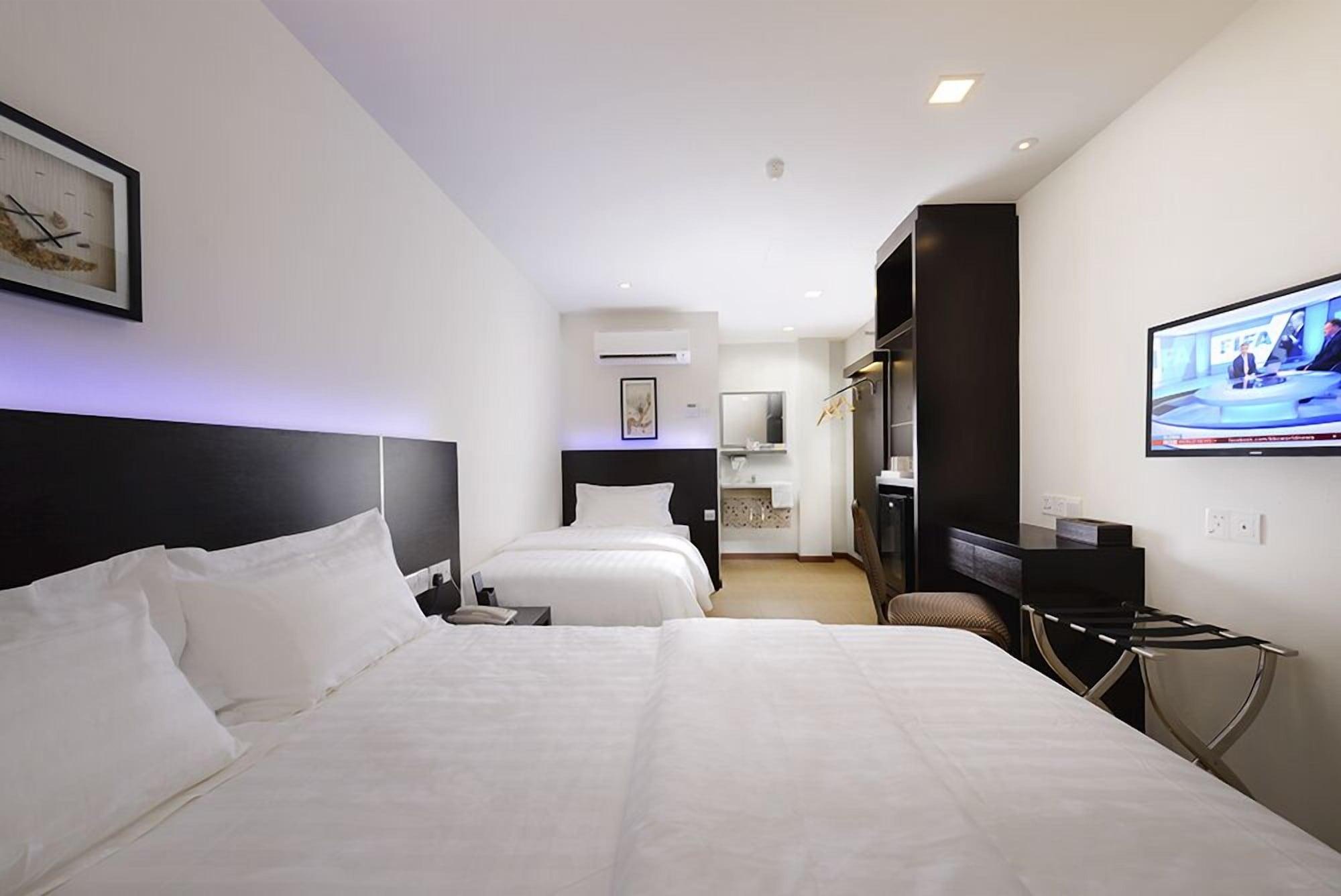 E-Red Hotel Bandar Perda Букит Мертаджам Екстериор снимка