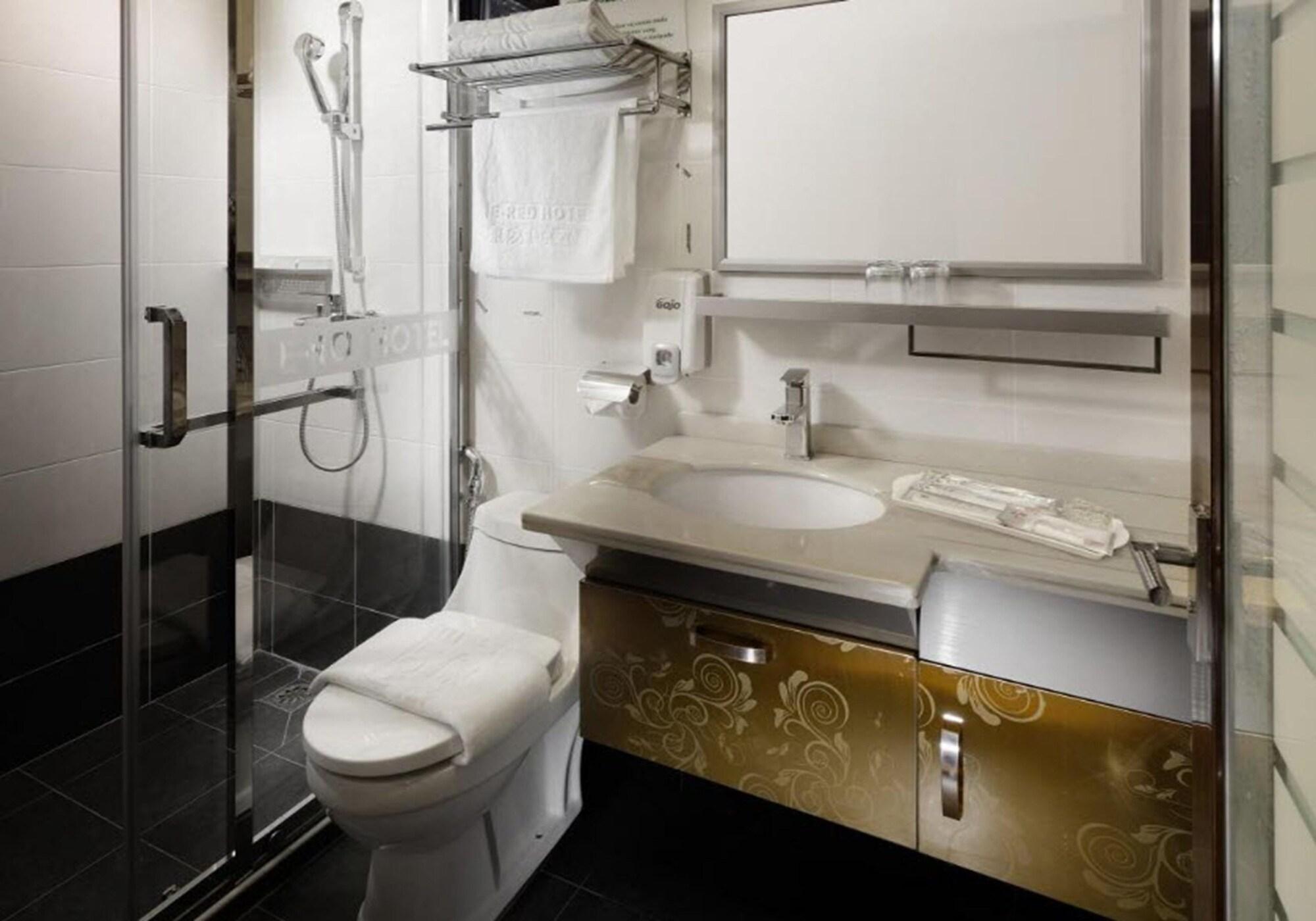 E-Red Hotel Bandar Perda Букит Мертаджам Екстериор снимка