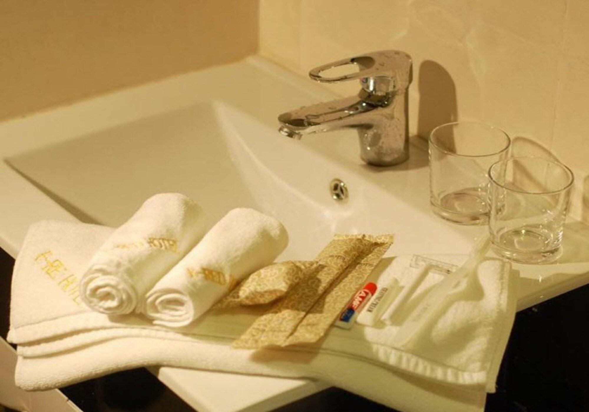 E-Red Hotel Bandar Perda Букит Мертаджам Екстериор снимка
