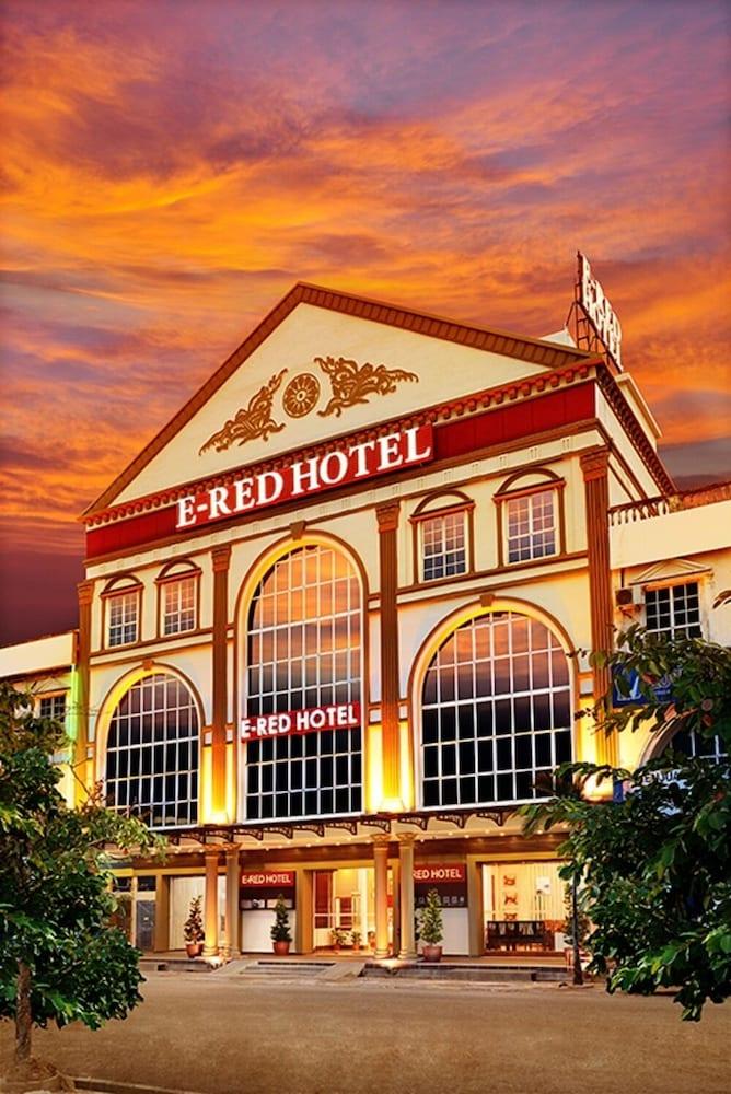 E-Red Hotel Bandar Perda Букит Мертаджам Екстериор снимка