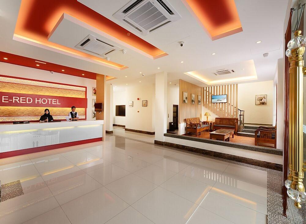 E-Red Hotel Bandar Perda Букит Мертаджам Екстериор снимка