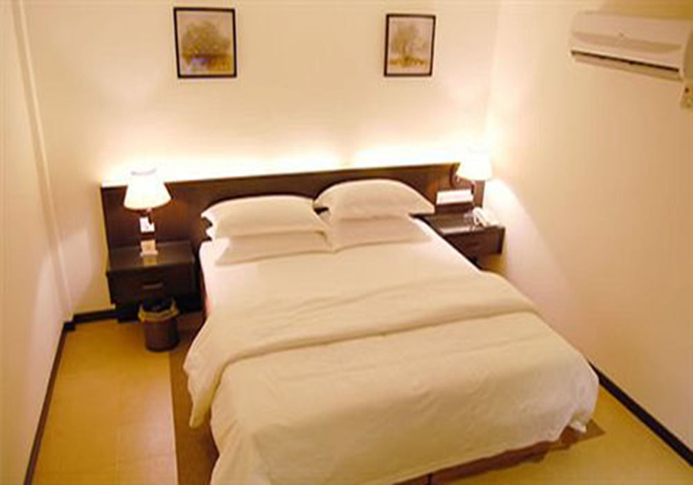 E-Red Hotel Bandar Perda Букит Мертаджам Екстериор снимка