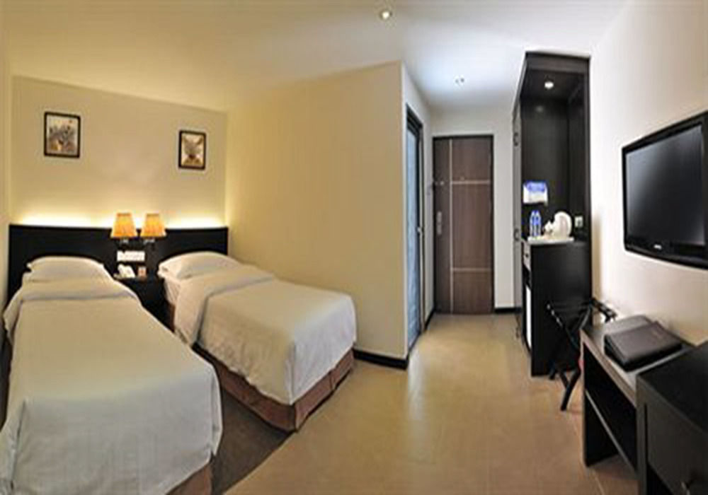 E-Red Hotel Bandar Perda Букит Мертаджам Екстериор снимка