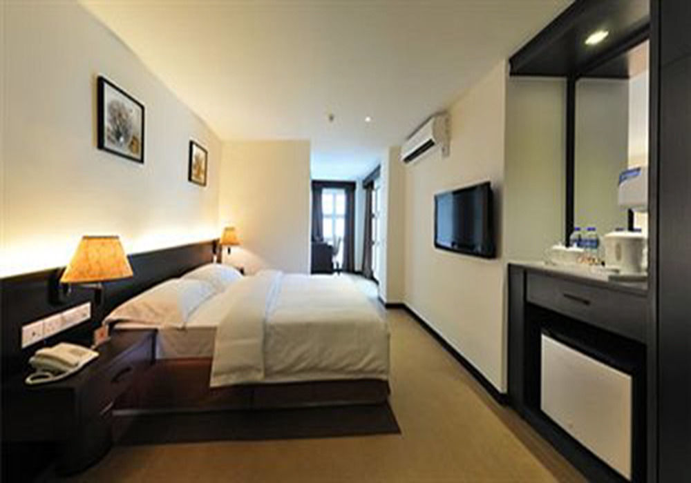 E-Red Hotel Bandar Perda Букит Мертаджам Екстериор снимка