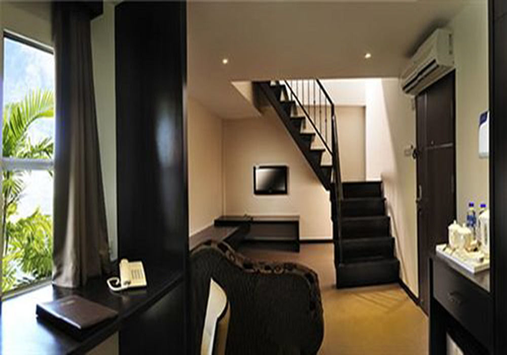 E-Red Hotel Bandar Perda Букит Мертаджам Екстериор снимка