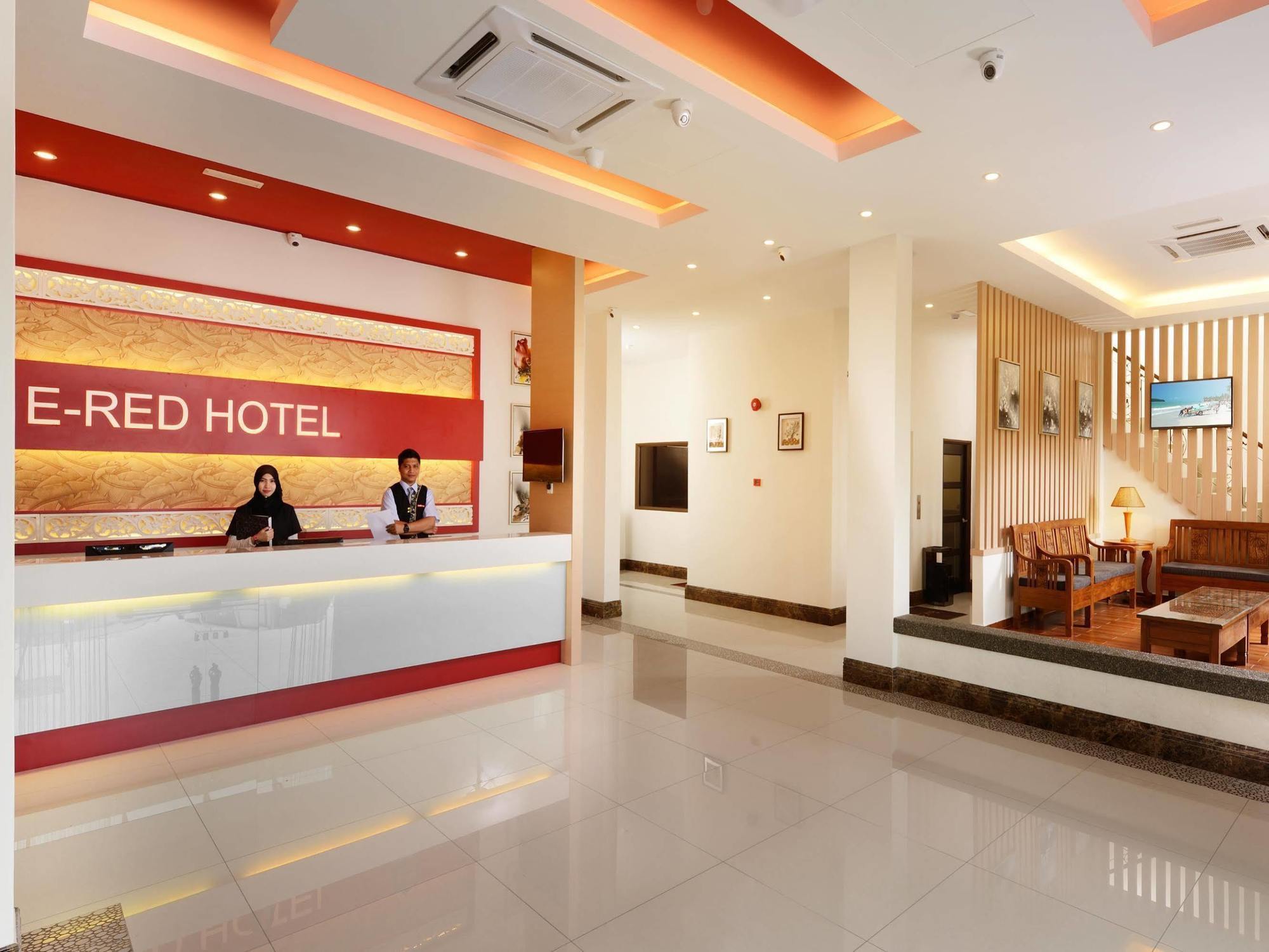 E-Red Hotel Bandar Perda Букит Мертаджам Екстериор снимка