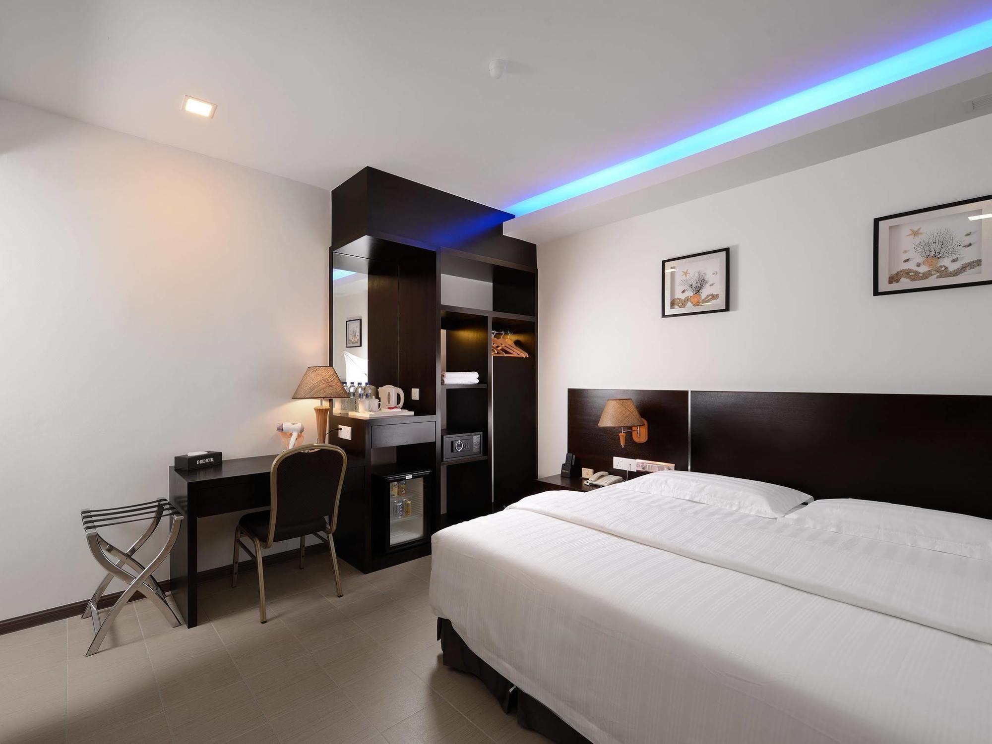 E-Red Hotel Bandar Perda Букит Мертаджам Екстериор снимка